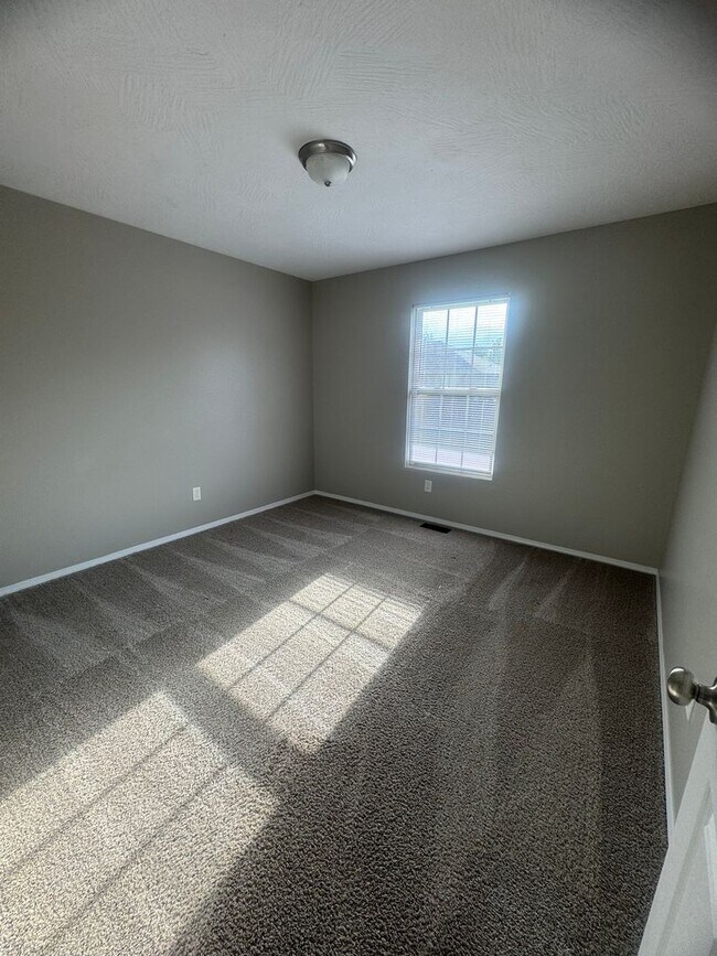 Building Photo - Beautiful 3 bedroom 2 full bath 2 car gara...