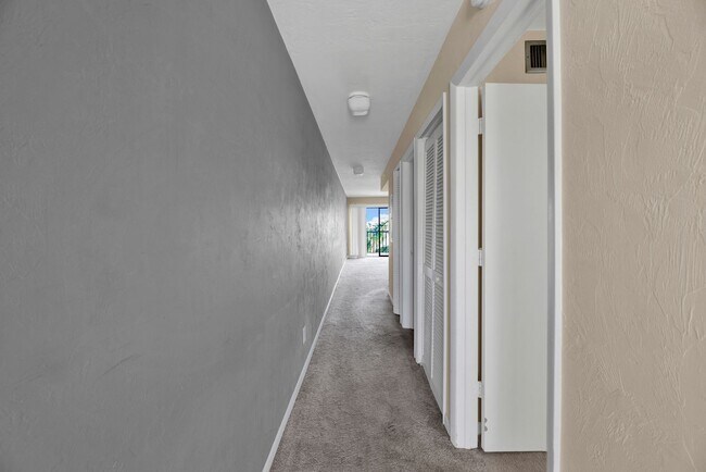 Foto del edificio - 1/1 Condo at Vanderbilt Beach