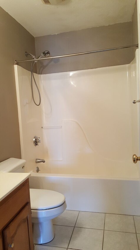 Primary Photo - Beautiful 2bed 1 bath corner unit with Riv...