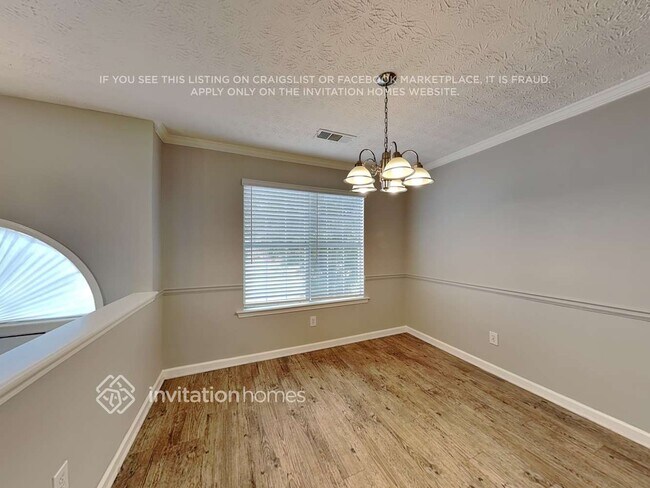 Foto del edificio - 821 Lorraine Ln