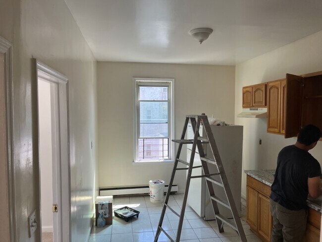 Building Photo - 7xx E 214th St