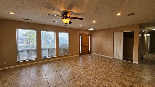 Building Photo - 3 Bed 2 Bath