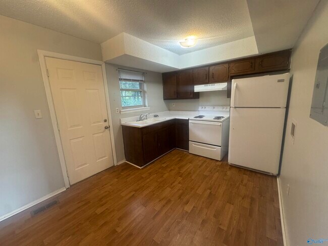 Building Photo - 908 Stevens Ct NE