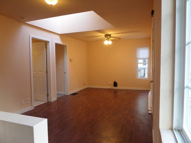 Building Photo - Super Cute & Renovated 3-Bedroom Cottage i...