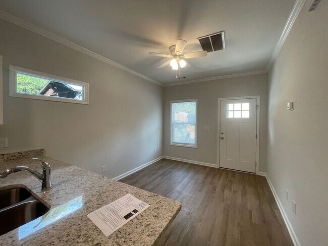 Foto del edificio - 160 Johnson Dr Ext