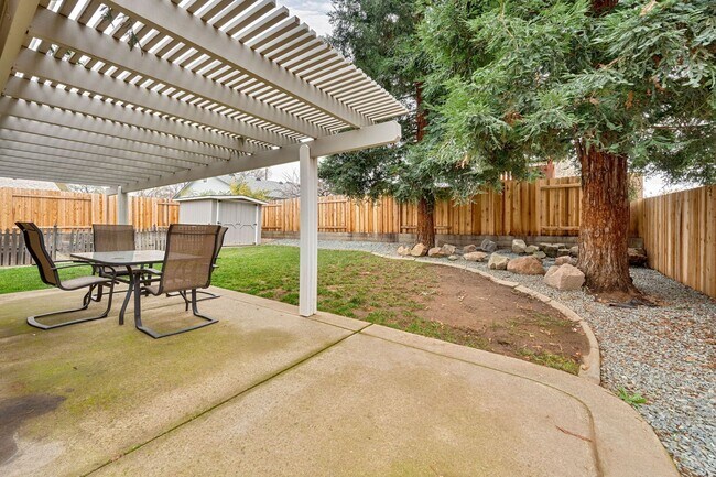 Foto del edificio - Charming 3 Bedroom Home with Spacious Yard, Upgraded Features, and Ideal Location!