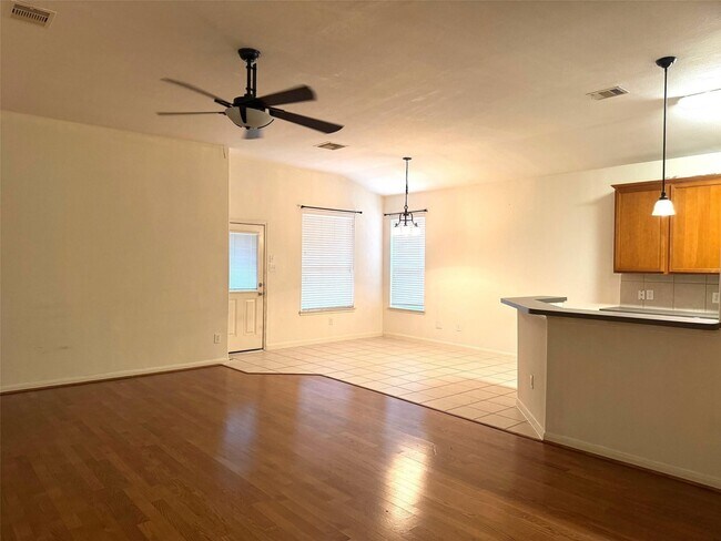 Foto del edificio - 6439 Applewood Forest Dr