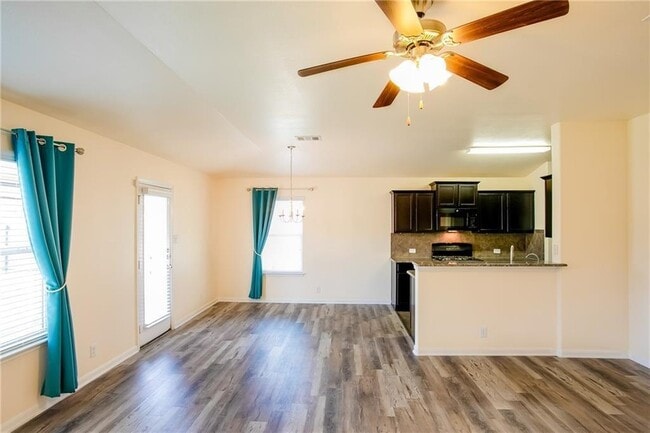 Foto del edificio - 114 Hawkins Ct