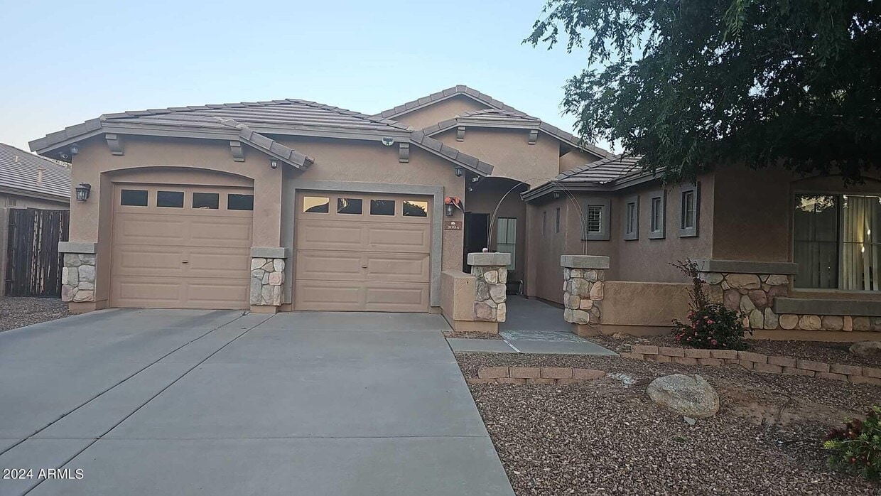 Foto principal - 3094 S Martingale Rd