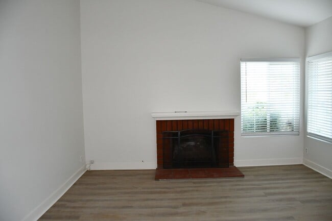 Building Photo - 1271 N Mosswood Dr