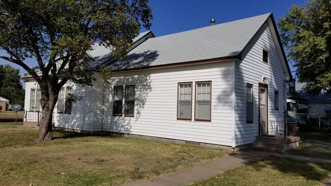 Building Photo - 3 Bedroom, 1 Bathroom House in Hoisington, KS