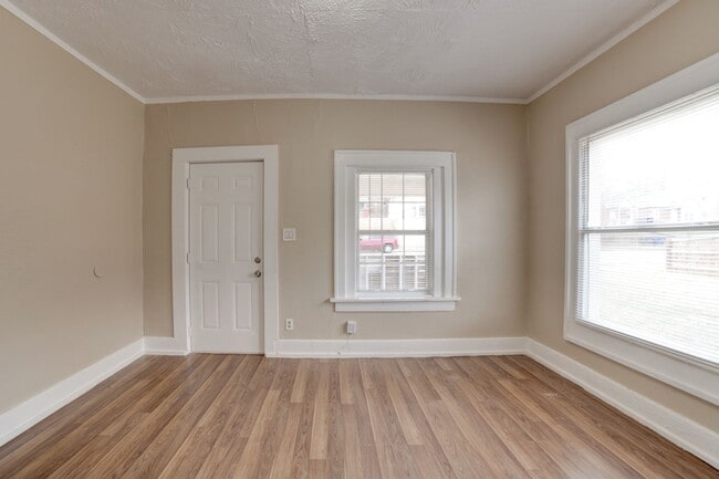 Foto del edificio - N Rosedale Ave Triplex