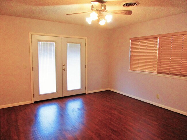 Building Photo - Super Clean 3 Bedroom 1 1/2 Bath House