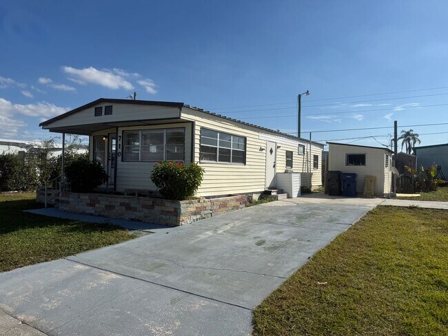 Building Photo - 2 bedroom 2 bath