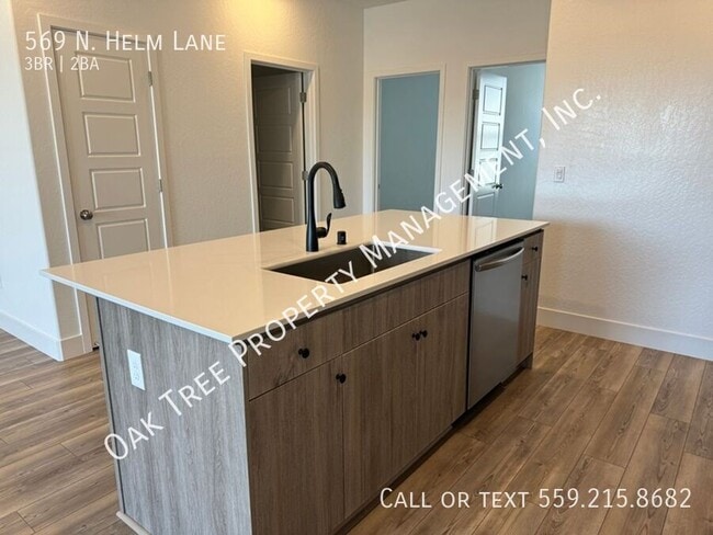 Foto del edificio - 569 N Helm Ln