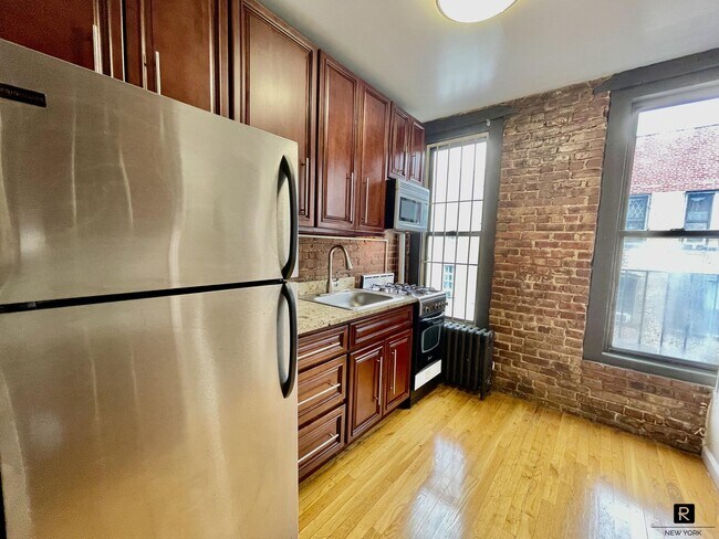 Building Photo - 325 E 90th St