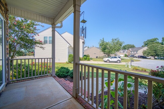 Building Photo - Gorgeous 4 BR, 2.5 BA home with the Master...