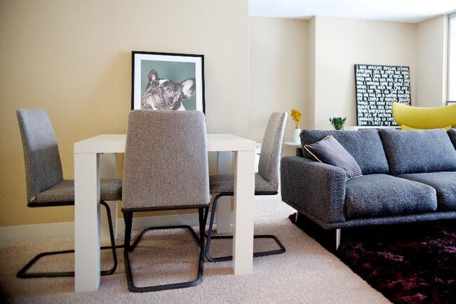 Building Photo - 11 E Delaware Pl