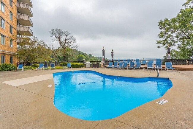 Foto del edificio - 1131 Stringers Ridge Rd
