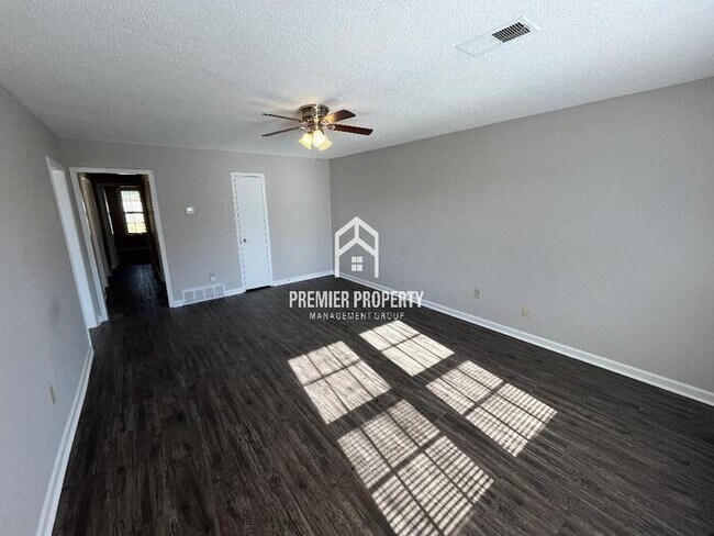 Building Photo - 4496 Villagreen Dr