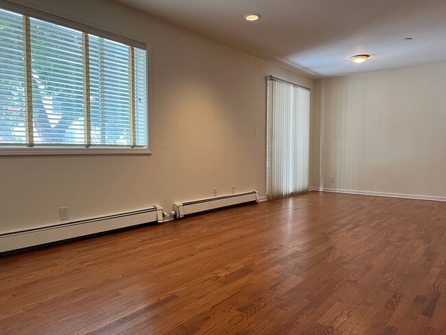 Building Photo - Spacious 3-Bedroom Condo in Prime Russian ...