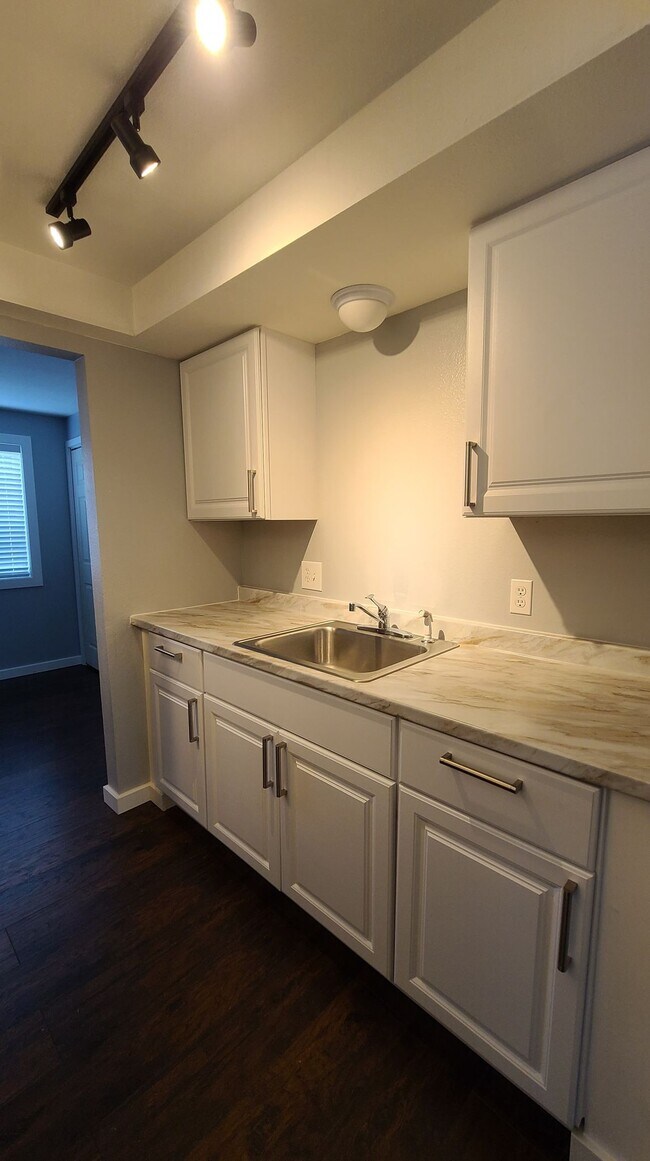 Building Photo - 5608 Seahurst Ave