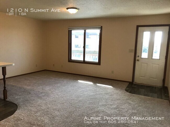 Building Photo - 1210 N Summit Ave
