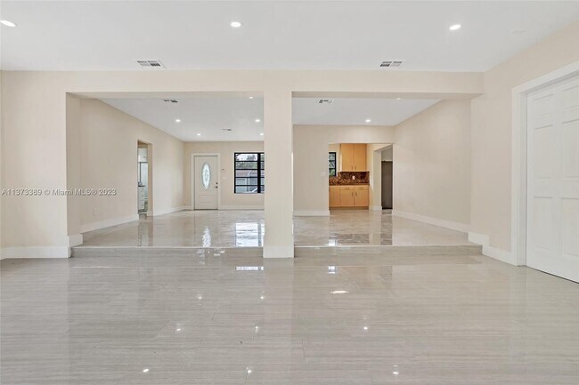 Foto del edificio - 715 NE 178th St