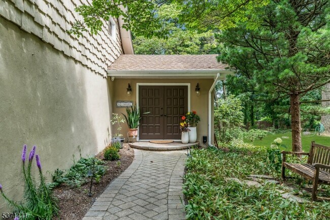 Foto del edificio - 8 Crosby Ln