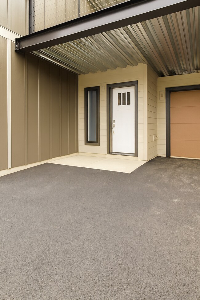 Building Photo - Your Bend Retreat: Spacious End Unit Townh...