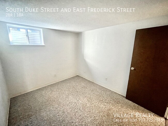 Foto del edificio - New Flooring! Affordably Priced 2-Bed with...