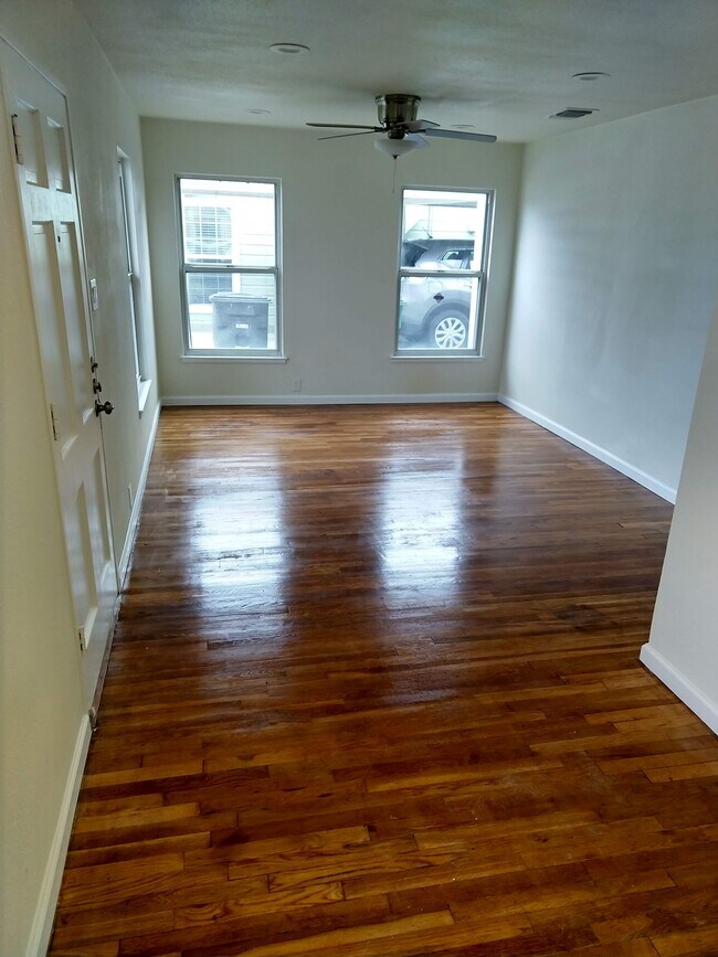 Living/dining area. - 250 Redrock Dr