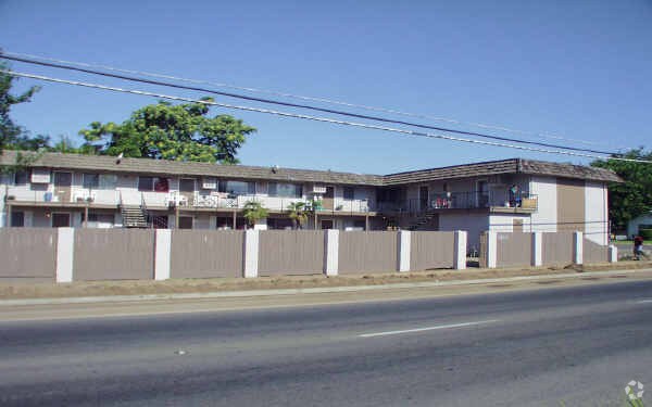 Building Photo - 1325 N Chestnut Ave