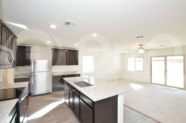 Foto del edificio - 2477 N Mcdonald Ln