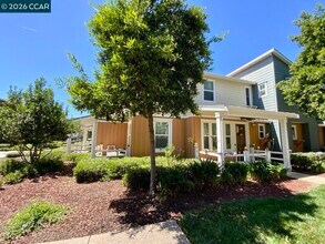 Building Photo - 472 Persimmon Common