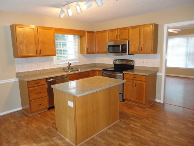 Building Photo - 180 River Crest Ct