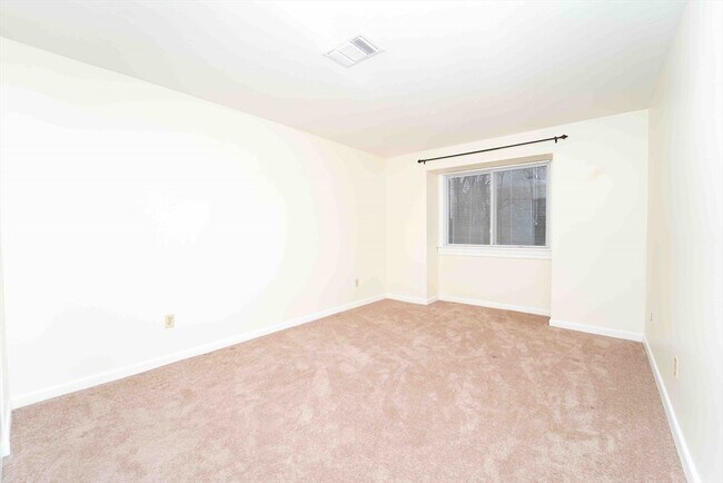 Foto del edificio - 176 Maple Ave