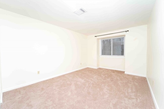 Building Photo - 176 Maple Ave