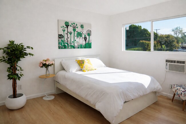 Ropa de cama nueva, colchones nuevos y aire acondicionado de pared en cada habitación. - 5860 Hazeltine Ave