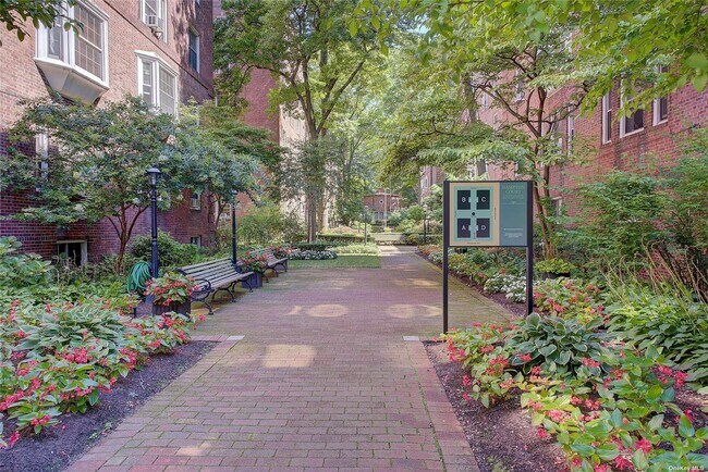 Foto del edificio - 117-01 Park Ln S