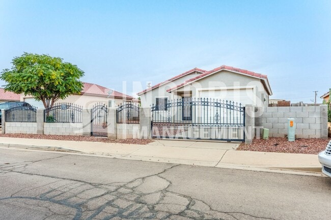 Building Photo - Great Location Off The Freeway
