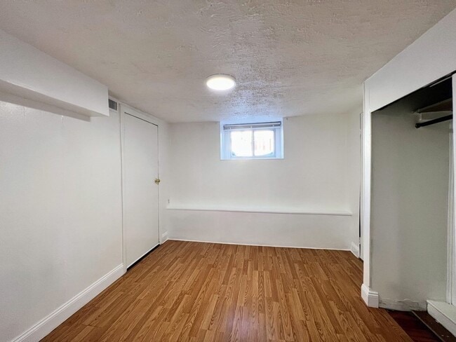 Foto del edificio - 47 Bickford Ave