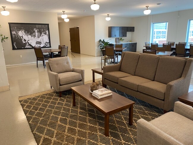 Hermosa sala comunitaria - Berkshire Sheboygan Falls Senior Apartments