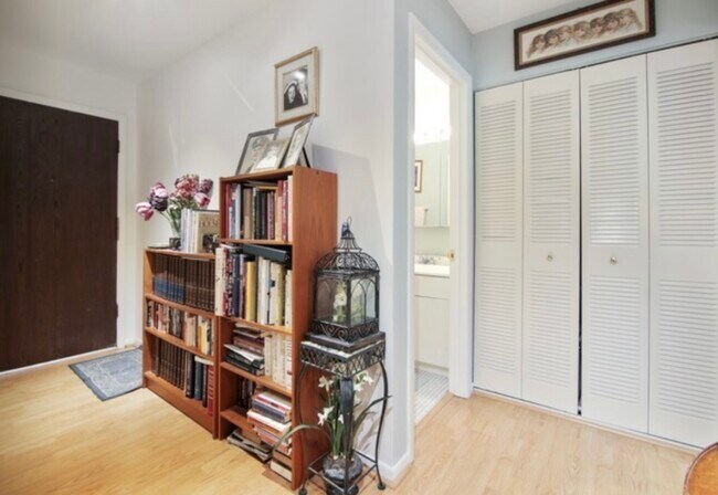 Building Photo - 1002 Castilian Ct