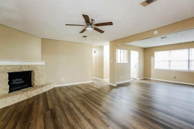 Foto del edificio - 20 Single Oaks Dr