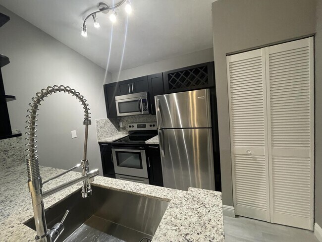 Foto del edificio - 2820 N Oakland Forest Dr