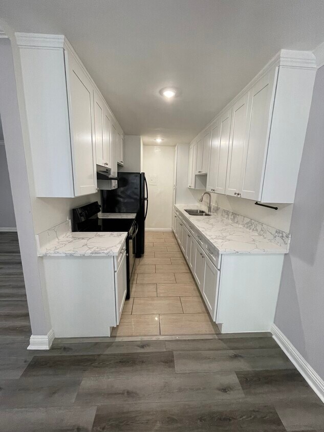 Primary Photo - 345 S Manhattan Pl