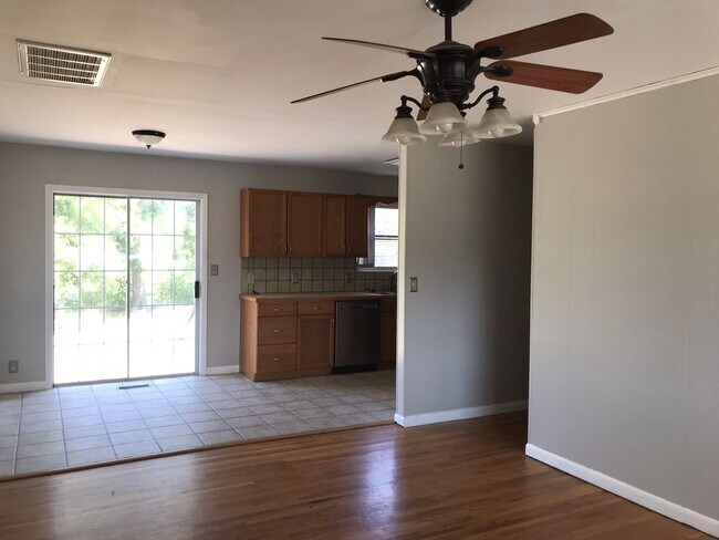 Building Photo - 3 Bedroom 1 Bath 1 Car Garage