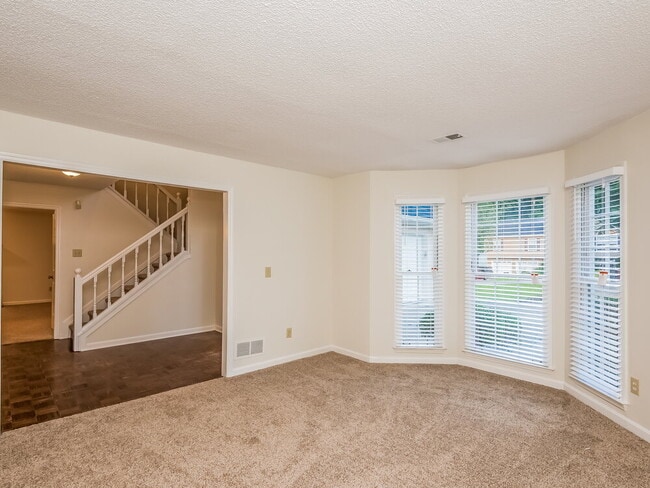 Foto del edificio - 5151 Brownwood Dr