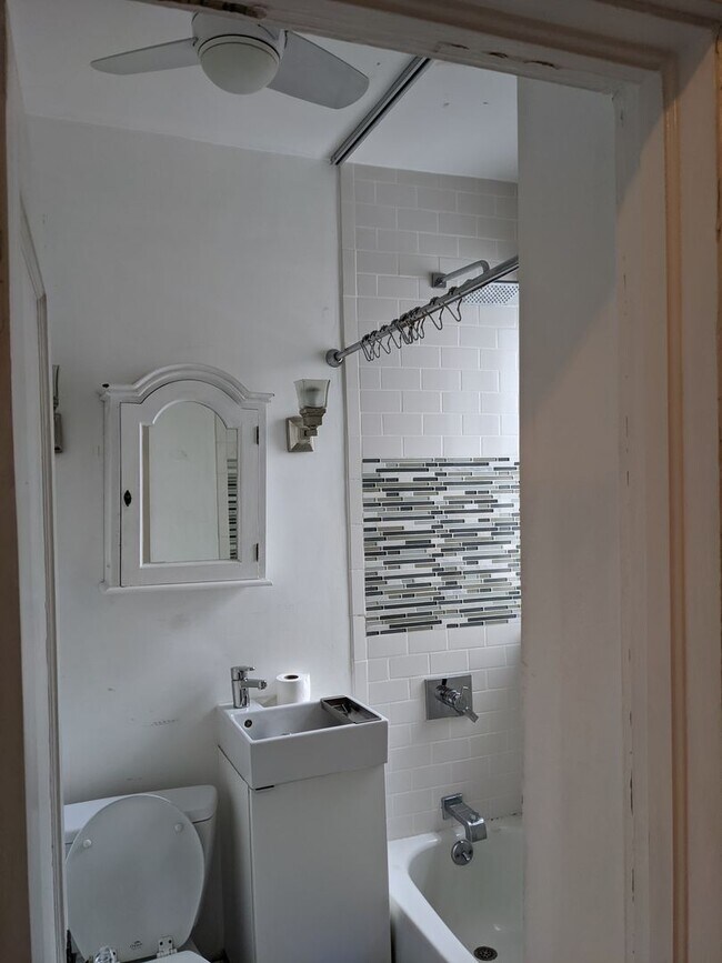Building Photo - Jamaica Plain top floor 2 bedroom for September 1
